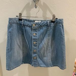 Celebrity pink cute button down mini skirt…size 7…worn once….